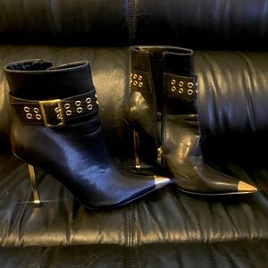 Jeffrey Campbell dupe cap toe bootie size 9